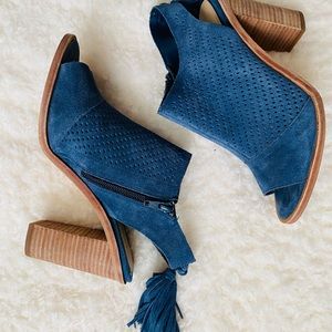 Gianni Bini Blue Suede Booties
Size 7M